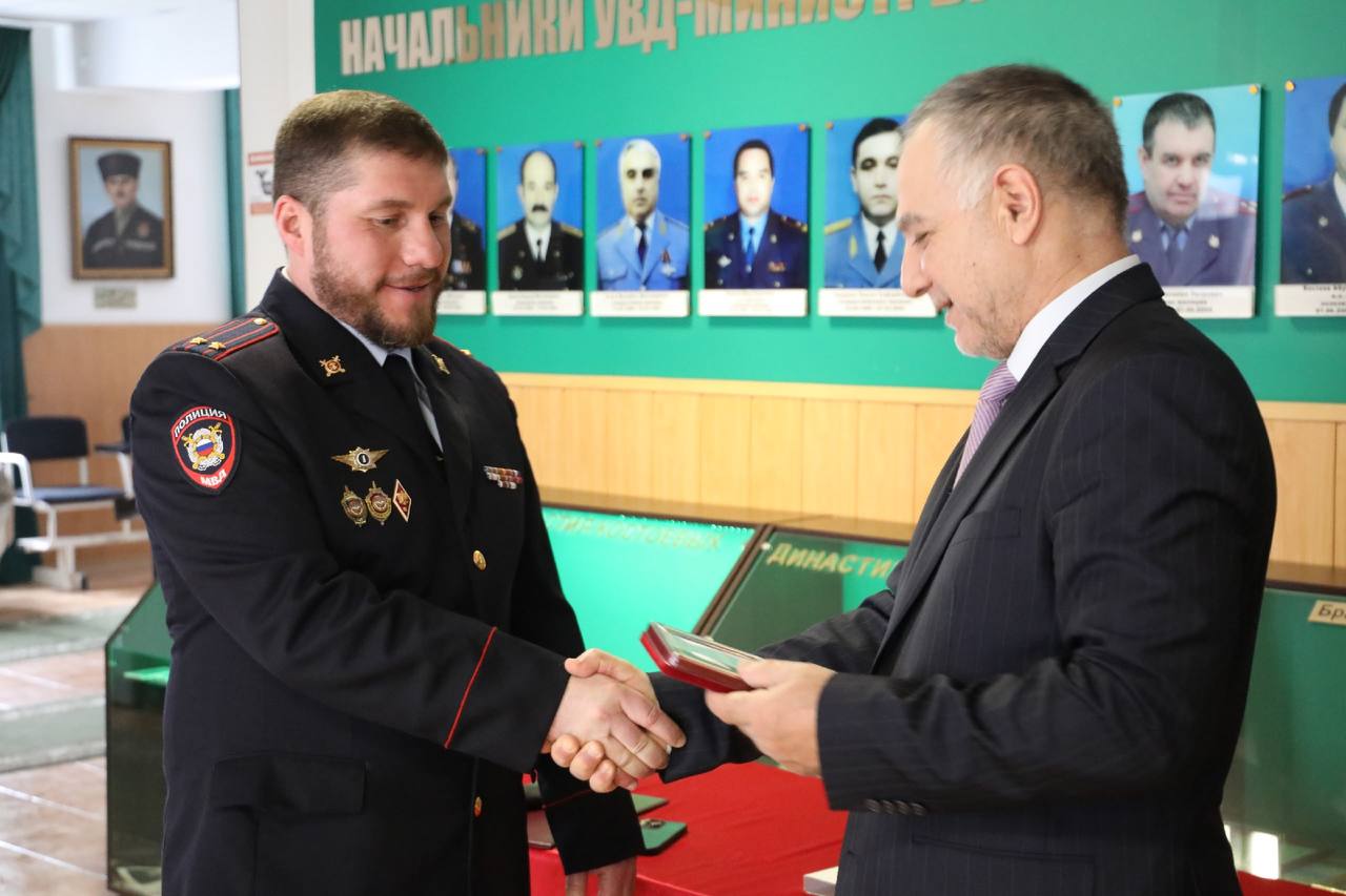 В МВД по Республике Ингушетия наградили отличившихся сотрудников УЭБиПК В МВД по Республике Ингушетия наградили отличившихся сотрудников УЭБиПК