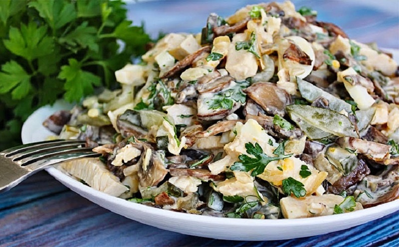 Нежный осенний салат: сочетание курицы и грибов, которое вдохновит
