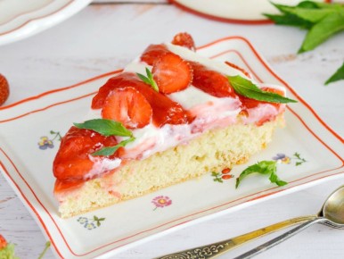 Нежный клубничный пирог, который освежит летние дни