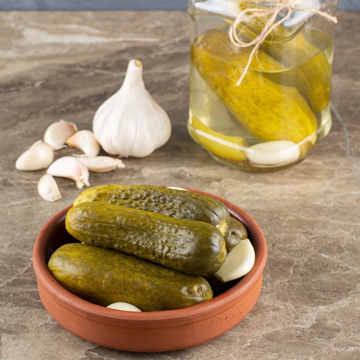 Как сделать маринованные огурцы менее кислыми с помощью простого ингредиента