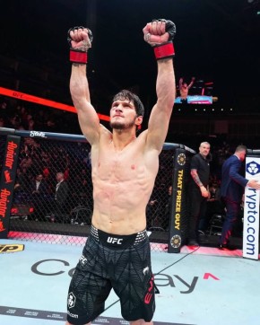 Непобеждённый боец Мовсар Евлоев провёл очередной поединок в UFC против Лерона Мерфи