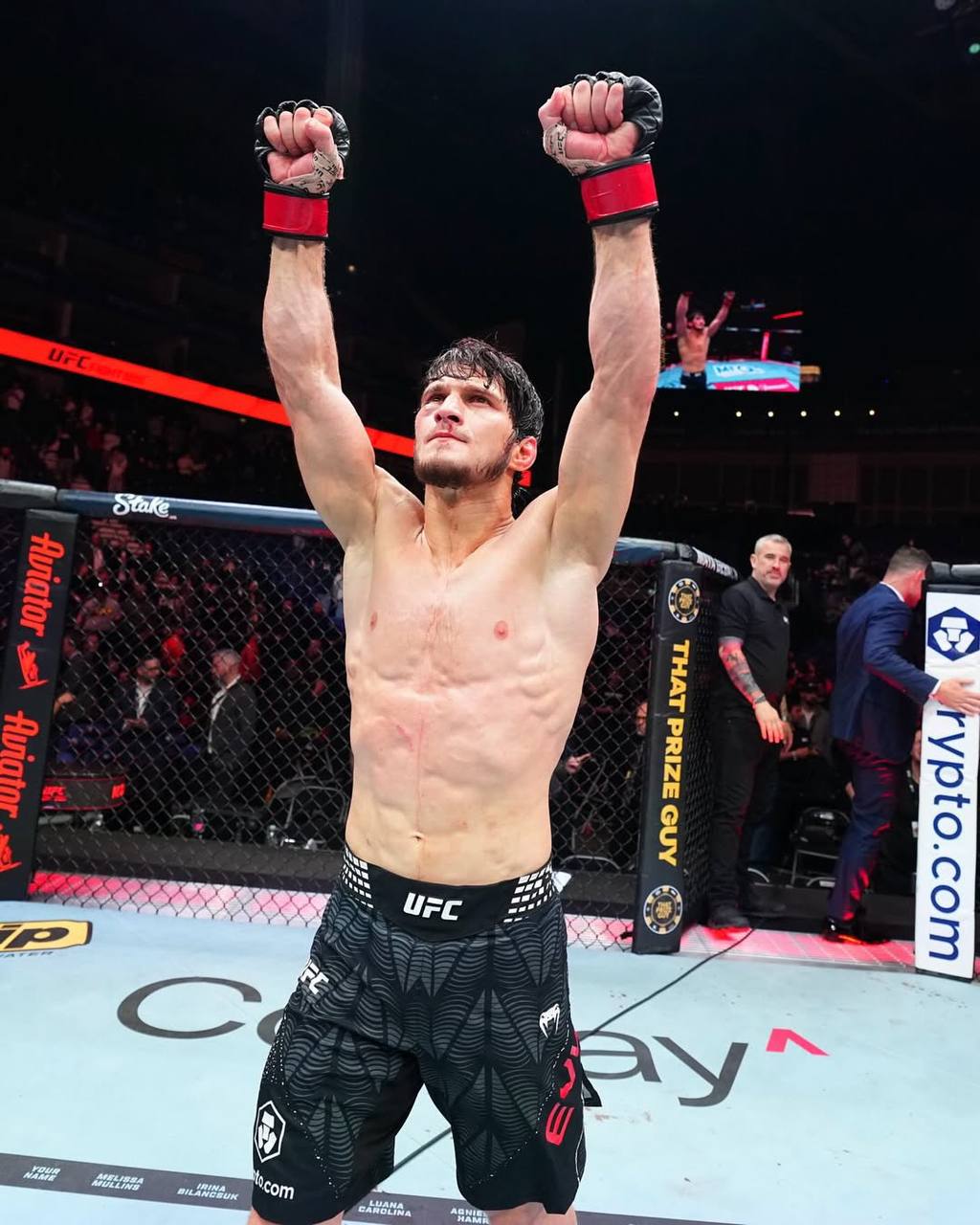 Непобеждённый боец Мовсар Евлоев провёл очередной поединок в UFC против Лерона Мерфи