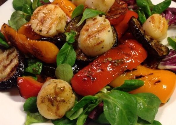Невероятный теплый салат: морские гребешки с баклажанами и болгарским перцем
