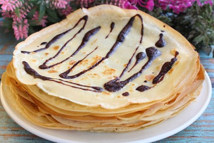 Нежные блины с шоколадным украшением
