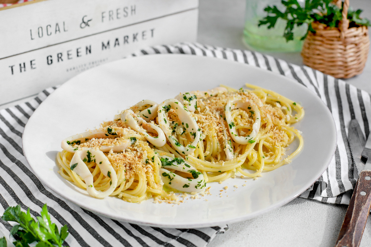 Паста с кальмарами под хрустящей посыпкой: быстро и вкусно