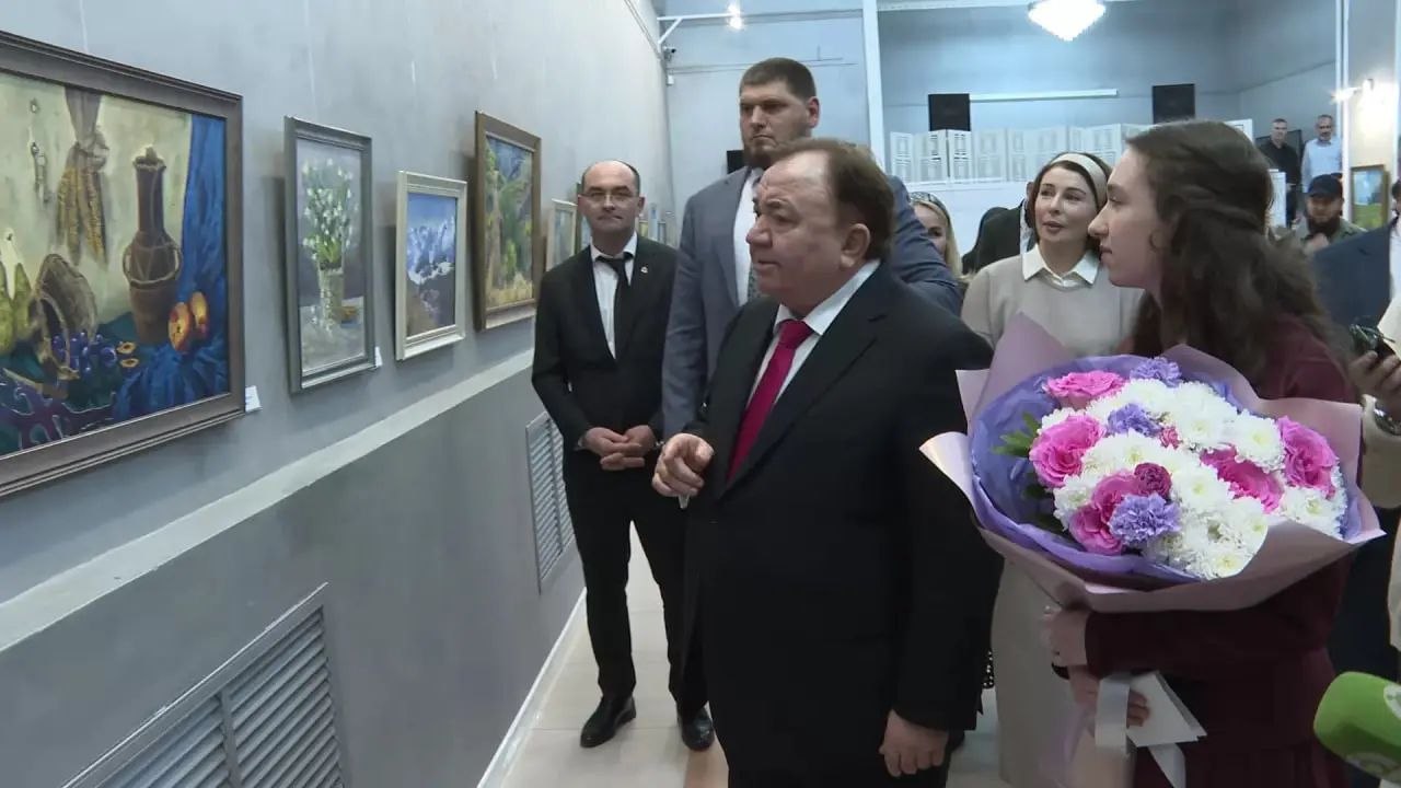 Глава Ингушетии побывал на первой персональной выставке 16-летней художницы Амины Акталиевой