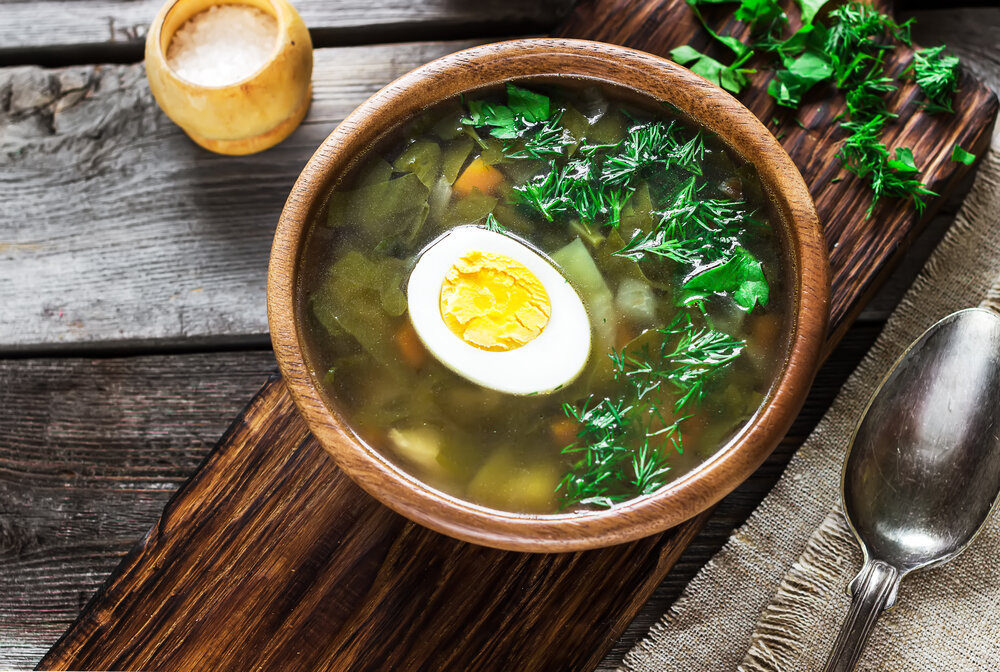Сохраняем летние традиции: как правильно приготовить щавелевый суп с яйцом