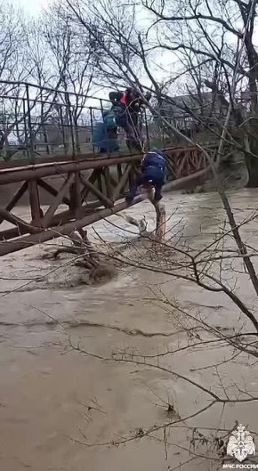 Спасатели ликвидируют последствия прошедшего ливня