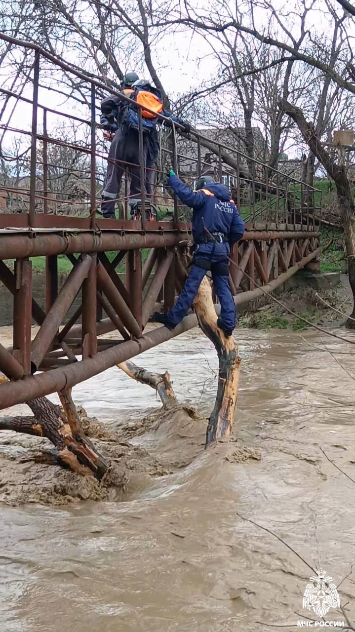 Спасатели ликвидируют последствия прошедшего ливня Спасатели ликвидируют последствия прошедшего ливня