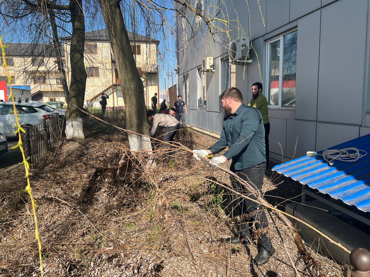 Сотрудники МЧС Республики Ингушетия приняли участие в общереспубликанском субботнике Сотрудники МЧС Республики Ингушетия приняли участие в общереспубликанском субботнике
