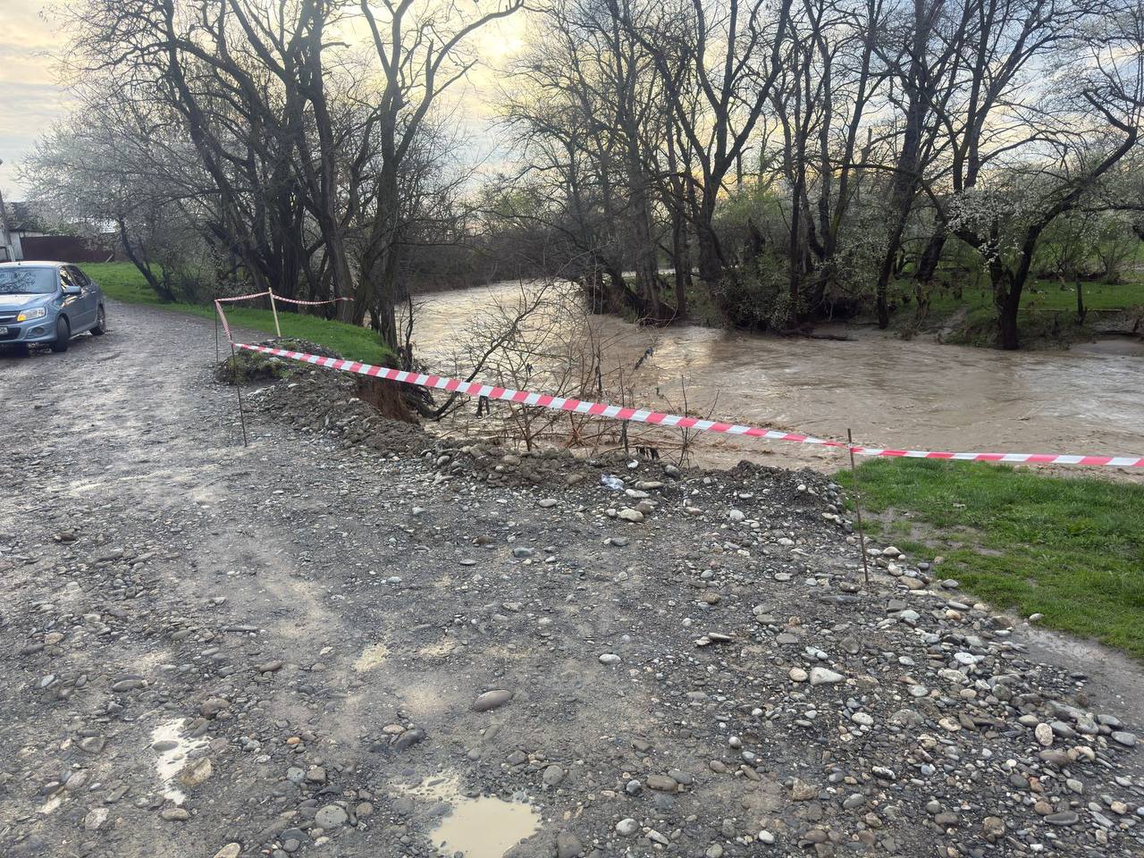 В связи с прошедшим комплексом неблагоприятных метеоявлений в сельском поселении Троицкое по улице Шефская произошло частичное обрушение дороги В связи с прошедшим комплексом неблагоприятных метеоявлений в сельском поселении Троицкое по улице Шефская произошло частичное обрушение дороги
