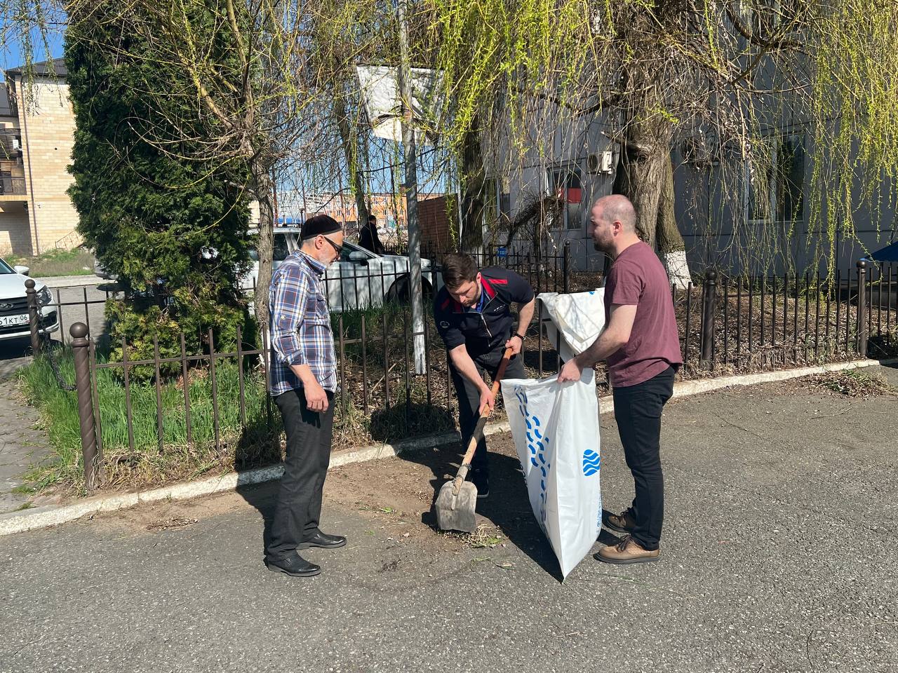 Сотрудники МЧС Республики Ингушетия приняли участие в общереспубликанском субботнике