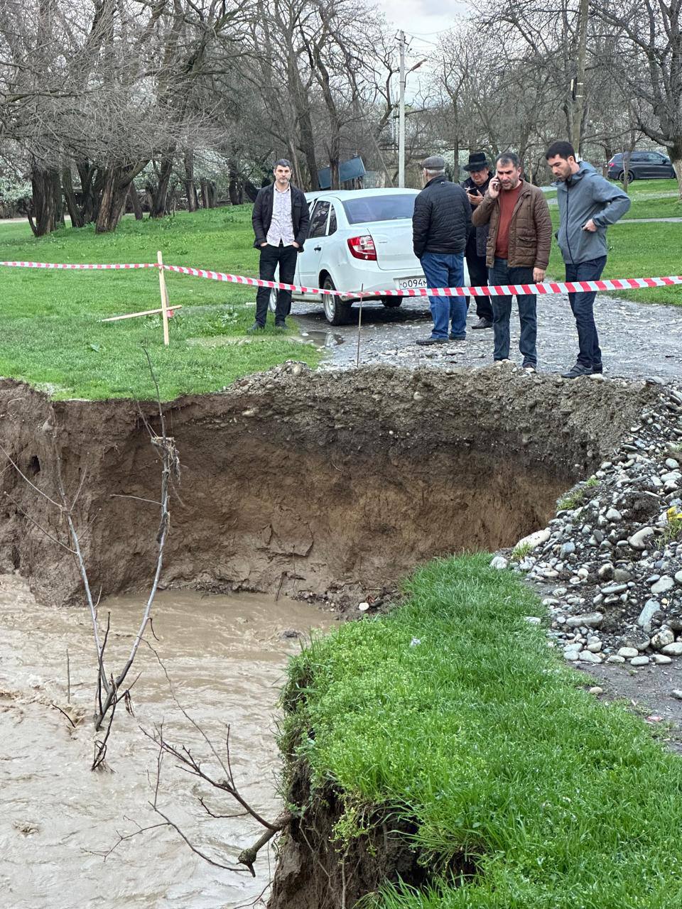 В связи с прошедшим комплексом неблагоприятных метеоявлений в сельском поселении Троицкое по улице Шефская произошло частичное обрушение дороги