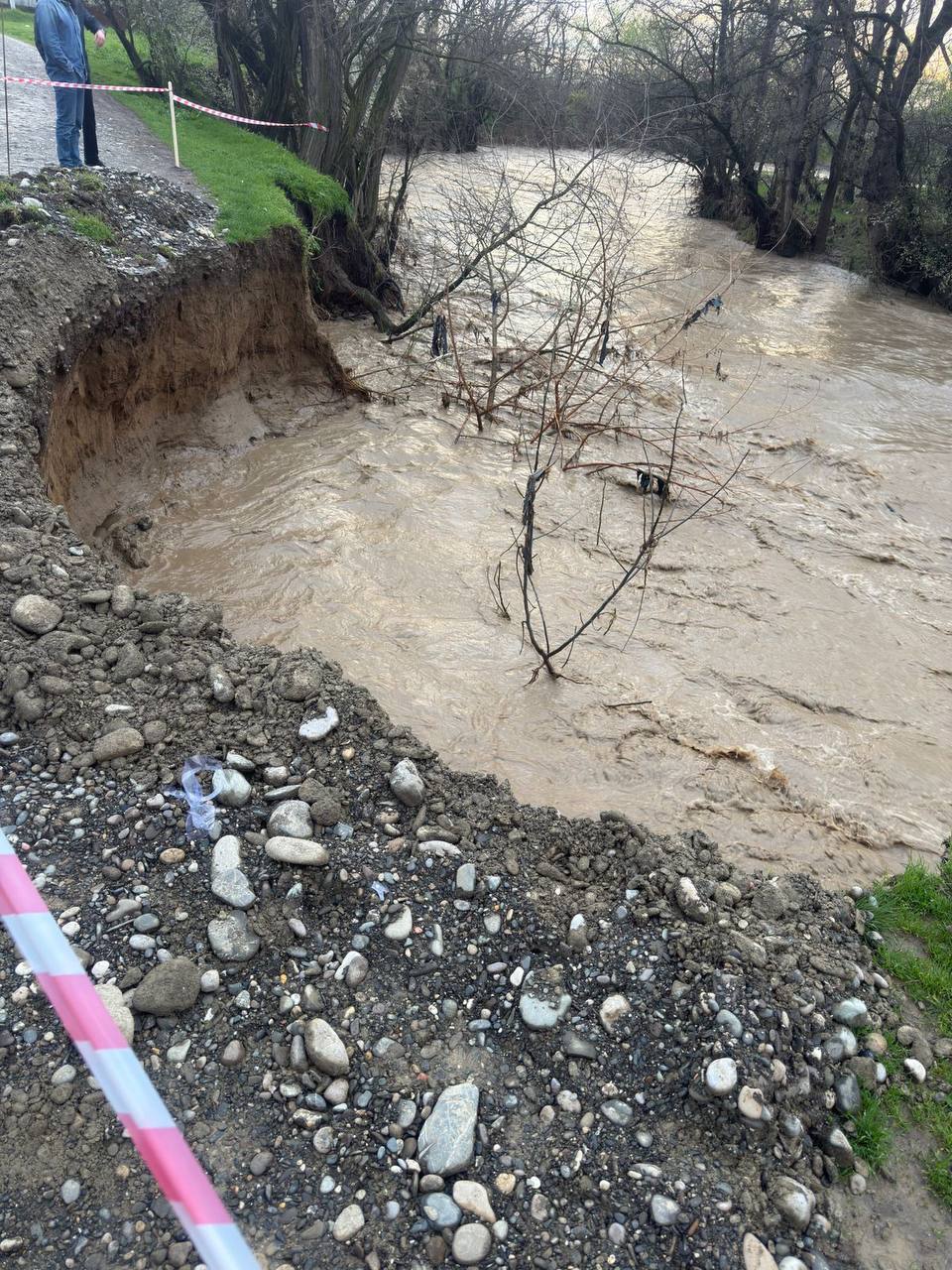 В связи с прошедшим комплексом неблагоприятных метеоявлений в сельском поселении Троицкое по улице Шефская произошло частичное обрушение дороги В связи с прошедшим комплексом неблагоприятных метеоявлений в сельском поселении Троицкое по улице Шефская произошло частичное обрушение дороги