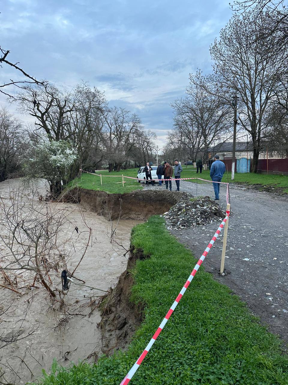 В связи с прошедшим комплексом неблагоприятных метеоявлений в сельском поселении Троицкое по улице Шефская произошло частичное обрушение дороги В связи с прошедшим комплексом неблагоприятных метеоявлений в сельском поселении Троицкое по улице Шефская произошло частичное обрушение дороги