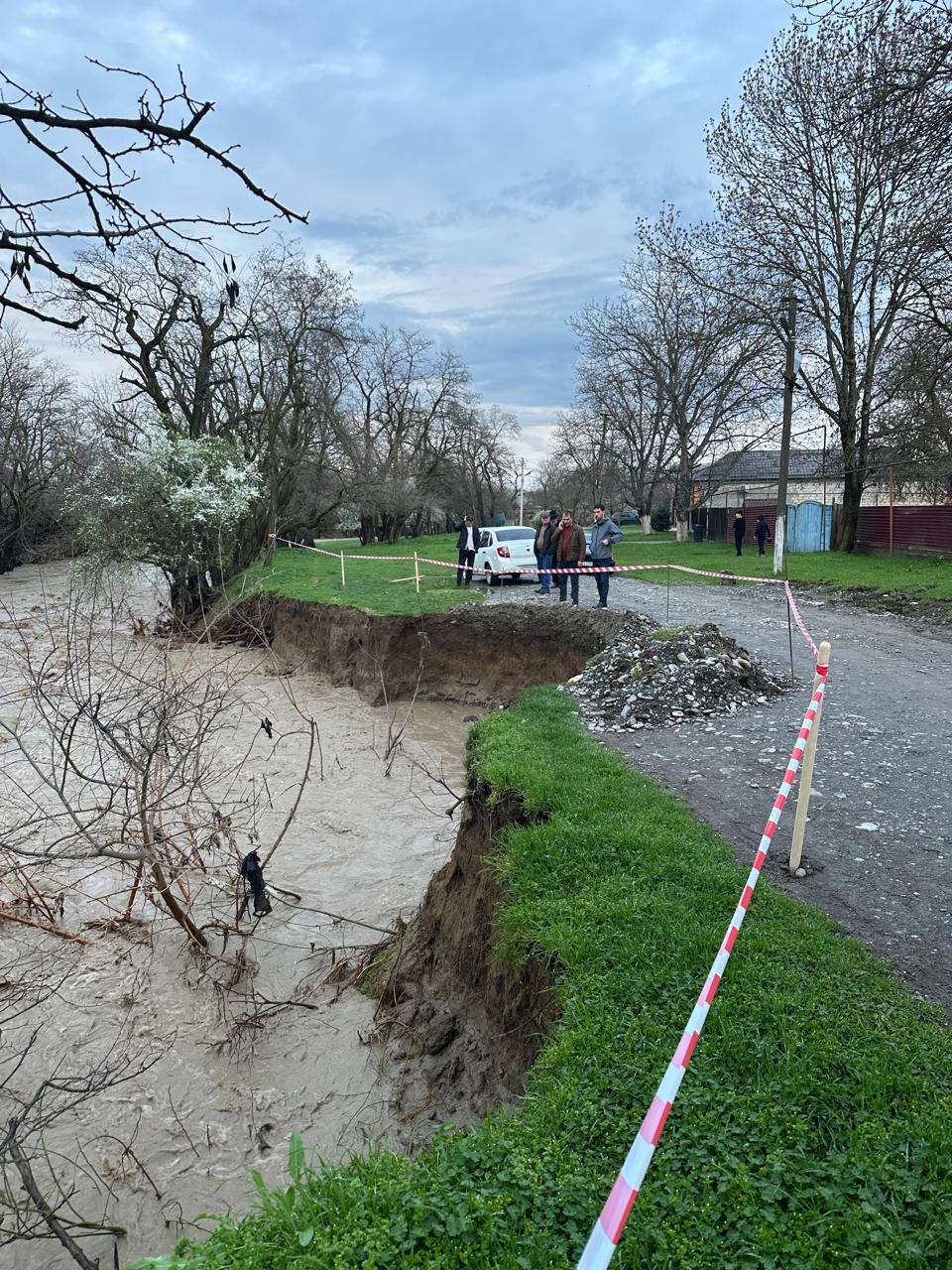 В связи с прошедшим комплексом неблагоприятных метеоявлений в сельском поселении Троицкое по улице Шефская произошло частичное обрушение дороги В связи с прошедшим комплексом неблагоприятных метеоявлений в сельском поселении Троицкое по улице Шефская произошло частичное обрушение дороги