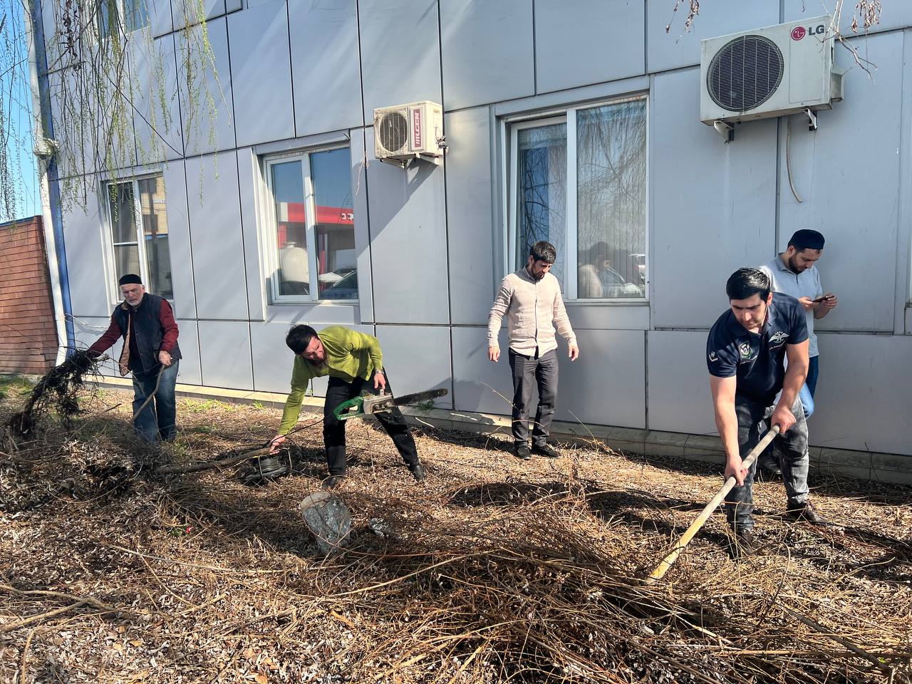 Сотрудники МЧС Республики Ингушетия приняли участие в общереспубликанском субботнике Сотрудники МЧС Республики Ингушетия приняли участие в общереспубликанском субботнике