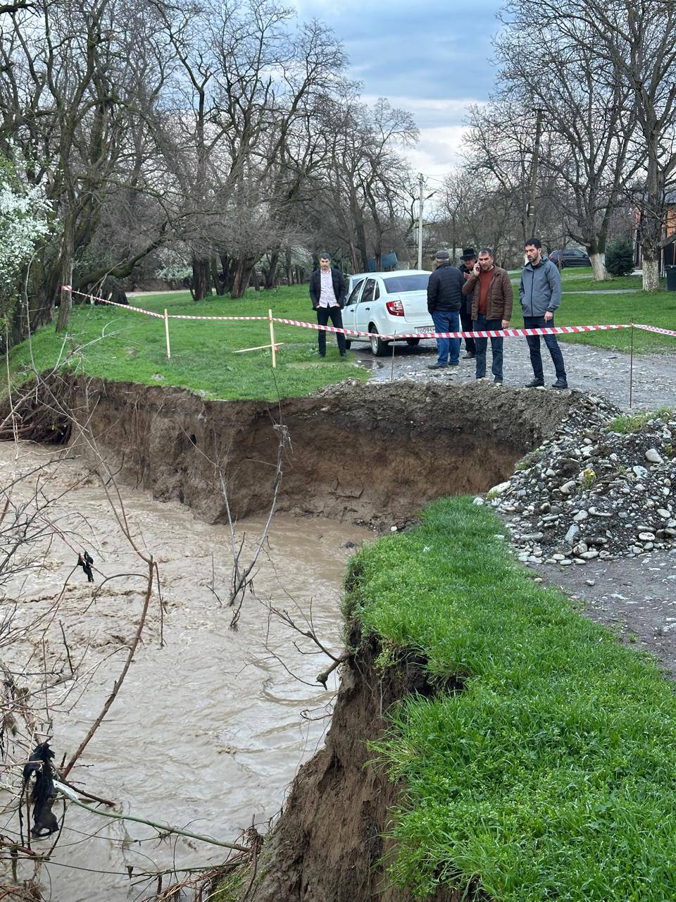 В связи с прошедшим комплексом неблагоприятных метеоявлений в сельском поселении Троицкое по улице Шефская произошло частичное обрушение дороги В связи с прошедшим комплексом неблагоприятных метеоявлений в сельском поселении Троицкое по улице Шефская произошло частичное обрушение дороги