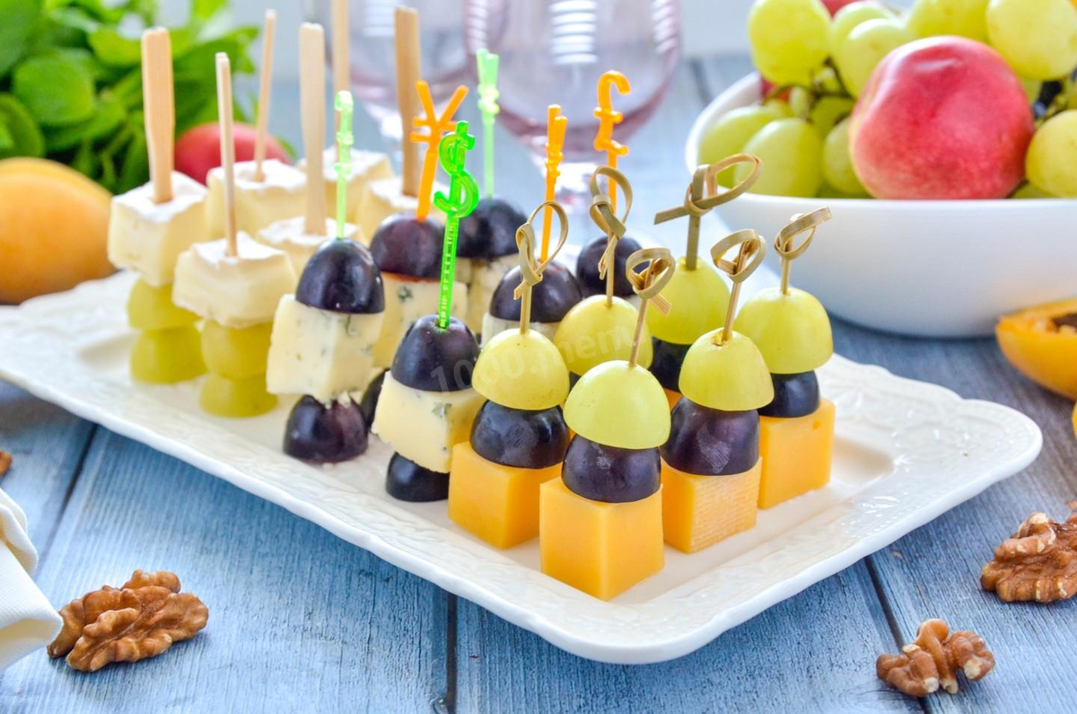 Канапе с виноградом и колбасой: яркое решение для вашего стола