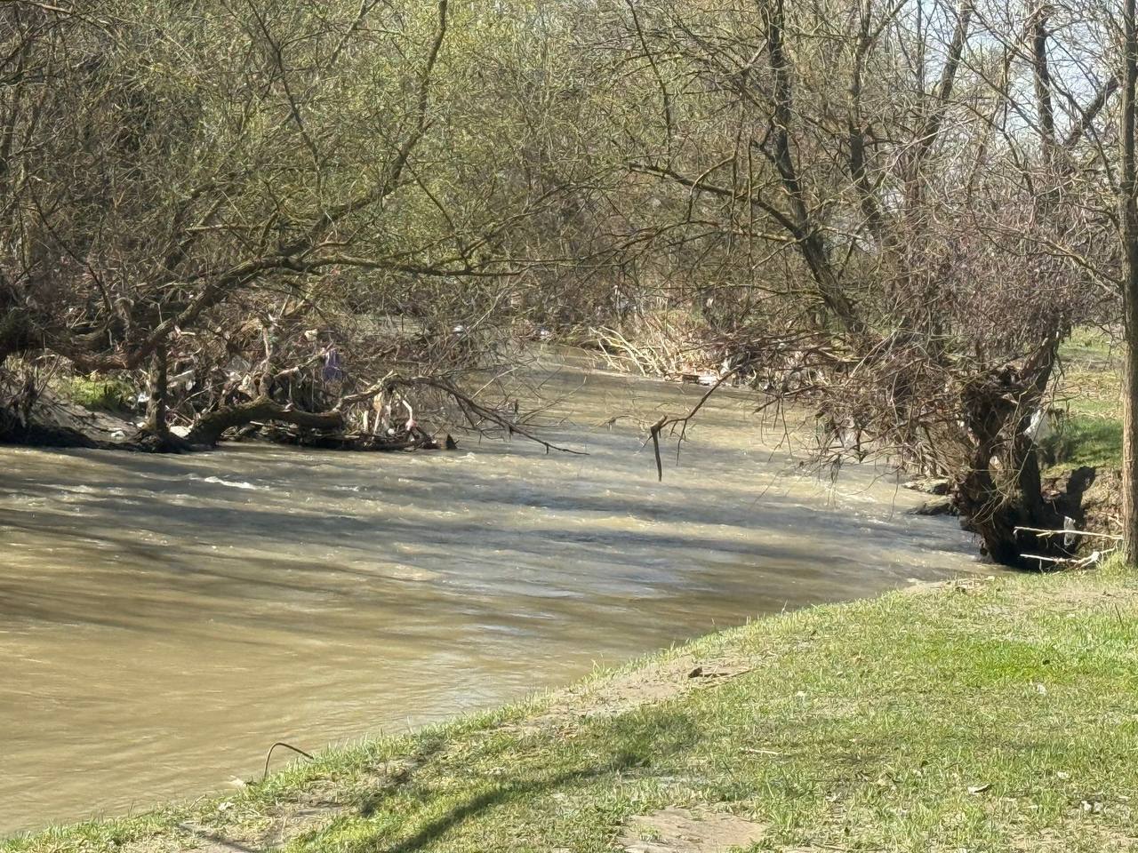 В связи со штормовым предупреждением об ухудшении погодных условий, в период с 18:00 3 апреля и до утра 6 апреля 2026 года на территории республики ожидаются сильные дожди, что может привести к возможному поднятию уровня... В связи со штормовым предупреждением об ухудшении погодных условий, в период с 18:00 3 апреля и до утра 6 апреля 2026 года на территории республики ожидаются сильные дожди, что может привести к возможному поднятию уровня...
