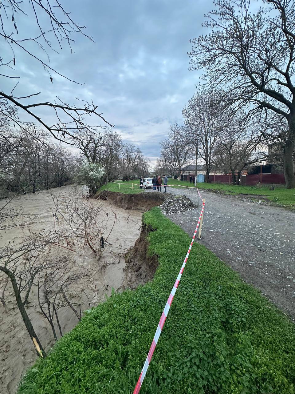 В связи с прошедшим комплексом неблагоприятных метеоявлений в сельском поселении Троицкое по улице Шефская произошло частичное обрушение дороги В связи с прошедшим комплексом неблагоприятных метеоявлений в сельском поселении Троицкое по улице Шефская произошло частичное обрушение дороги
