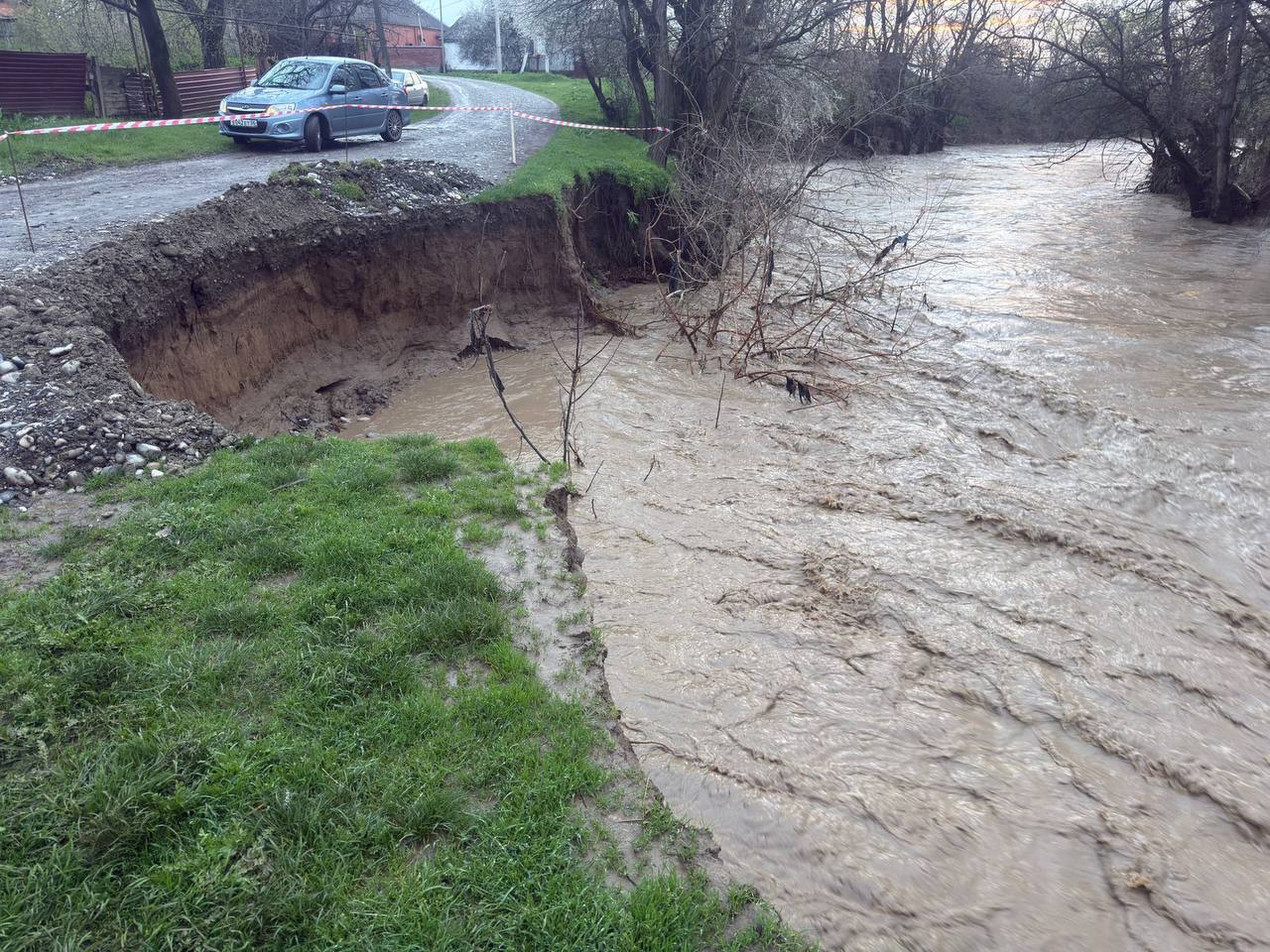 В связи с прошедшим комплексом неблагоприятных метеоявлений в сельском поселении Троицкое по улице Шефская произошло частичное обрушение дороги В связи с прошедшим комплексом неблагоприятных метеоявлений в сельском поселении Троицкое по улице Шефская произошло частичное обрушение дороги