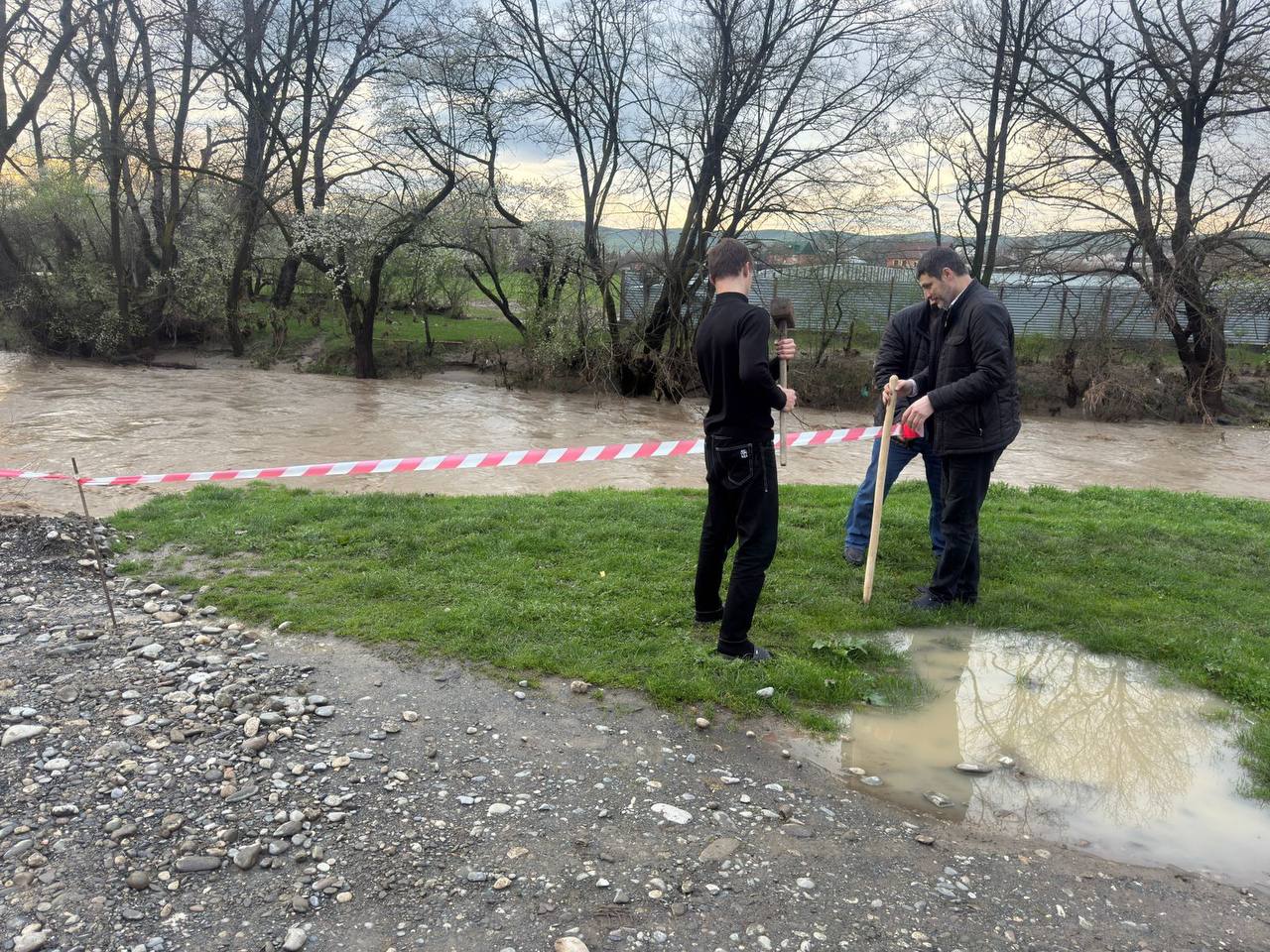 В связи с прошедшим комплексом неблагоприятных метеоявлений в сельском поселении Троицкое по улице Шефская произошло частичное обрушение дороги В связи с прошедшим комплексом неблагоприятных метеоявлений в сельском поселении Троицкое по улице Шефская произошло частичное обрушение дороги