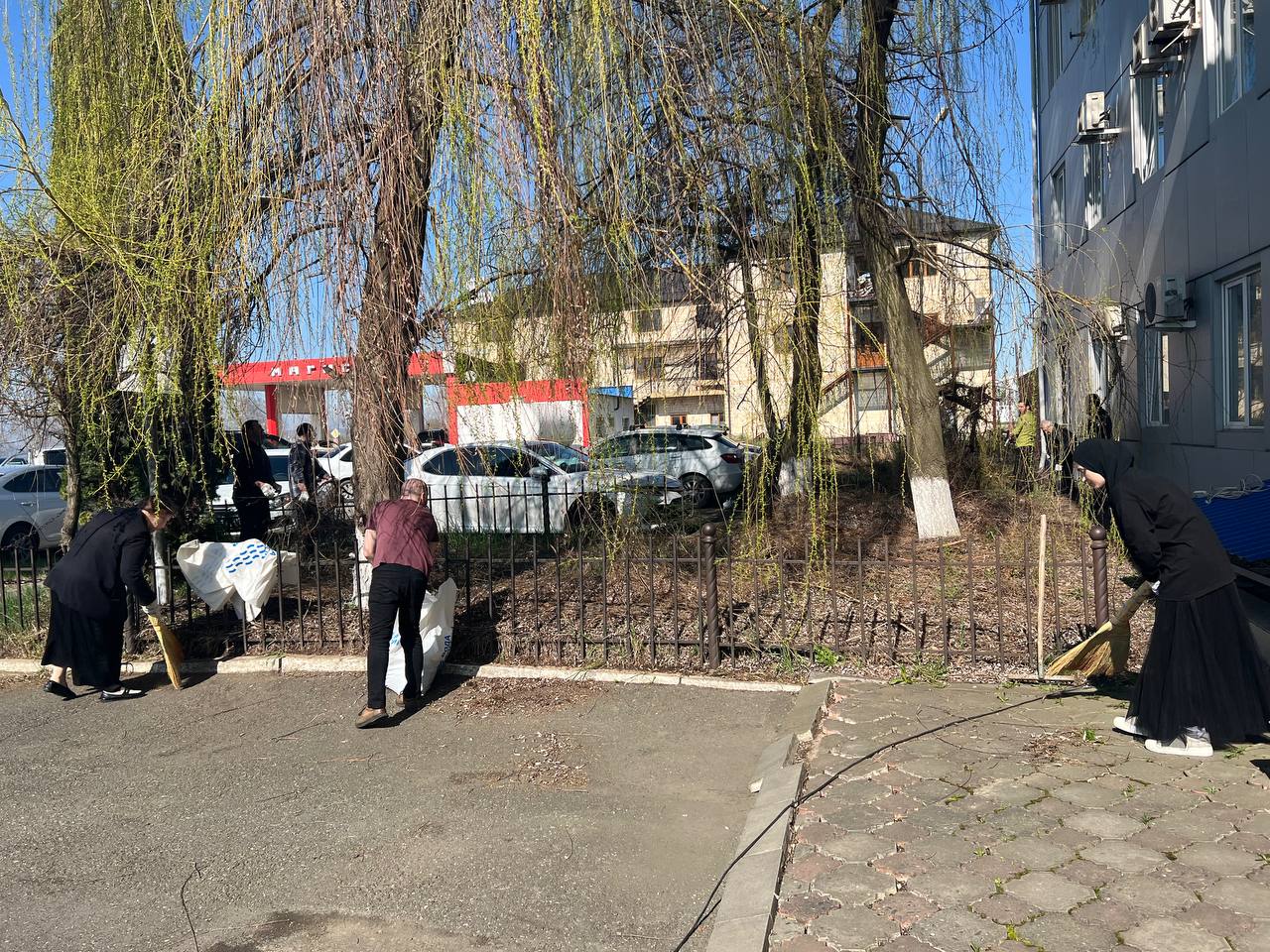 Сотрудники МЧС Республики Ингушетия приняли участие в общереспубликанском субботнике Сотрудники МЧС Республики Ингушетия приняли участие в общереспубликанском субботнике