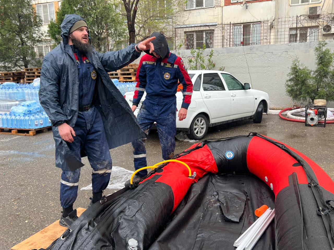 Представители республиканского корпуса спасателей помогают откачивать воду и спасать имущество в Дагестане Представители республиканского корпуса спасателей помогают откачивать воду и спасать имущество в Дагестане