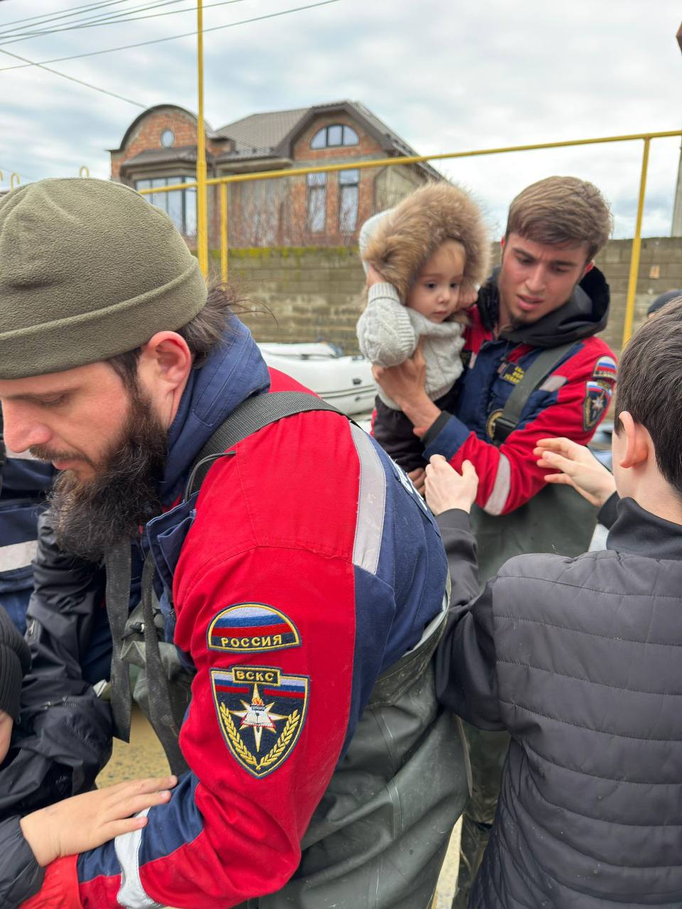 Представители республиканского корпуса спасателей помогают откачивать воду и спасать имущество в Дагестане Представители республиканского корпуса спасателей помогают откачивать воду и спасать имущество в Дагестане