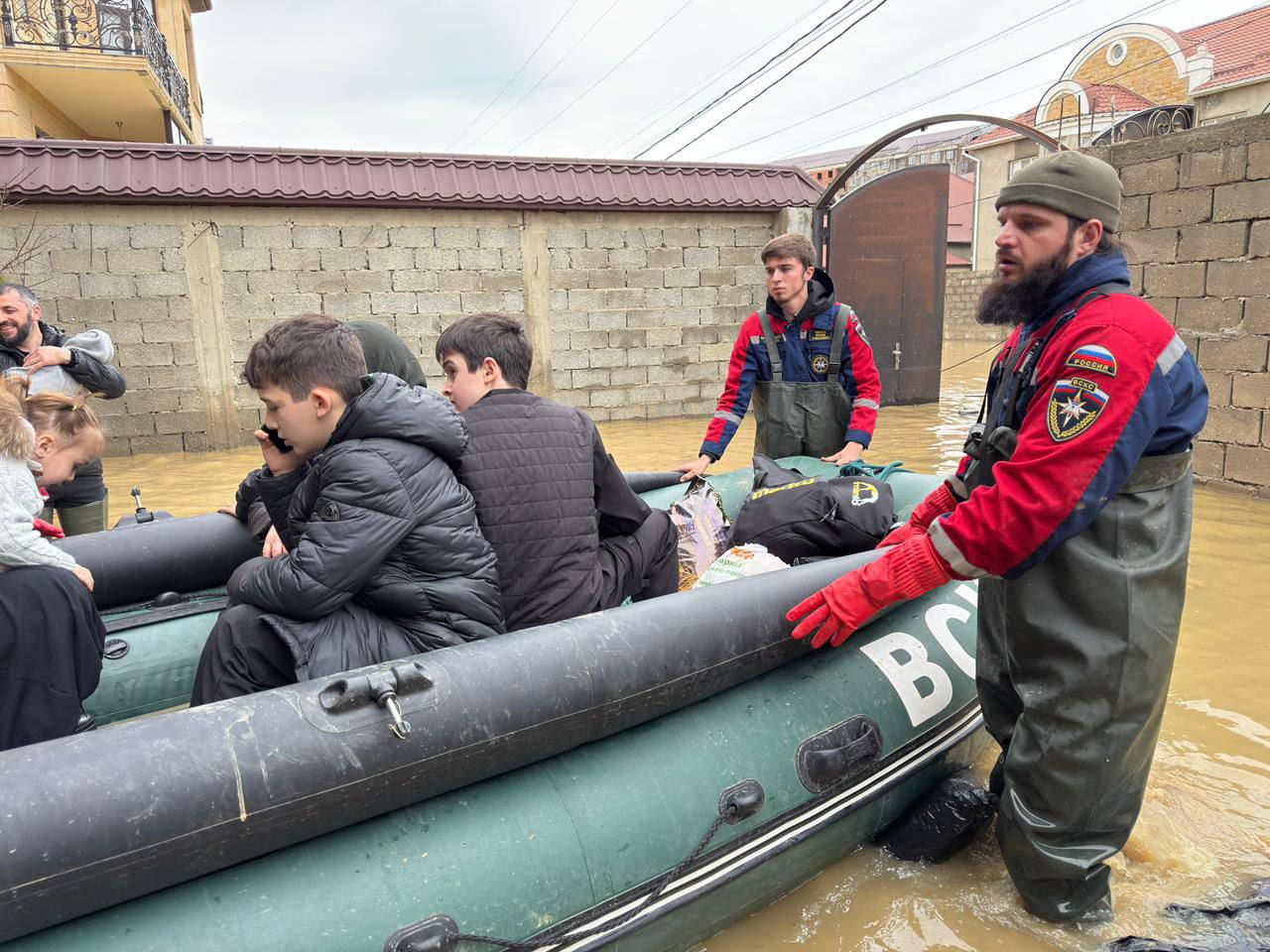 Представители республиканского корпуса спасателей помогают откачивать воду и спасать имущество в Дагестане Представители республиканского корпуса спасателей помогают откачивать воду и спасать имущество в Дагестане
