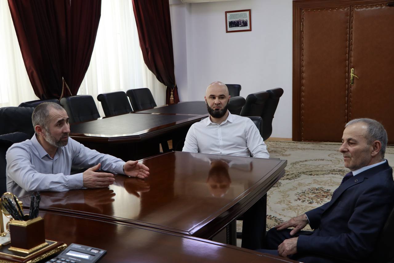 Председатель Народного Собрания Магомет Тумгоев провел рабочую встречу с полномочными представителями Республики Ингушетия в Северо-Западном, Сибирском федеральных округов и Новгородской области Председатель Народного Собрания Магомет Тумгоев провел рабочую встречу с полномочными представителями Республики Ингушетия в Северо-Западном, Сибирском федеральных округов и Новгородской области