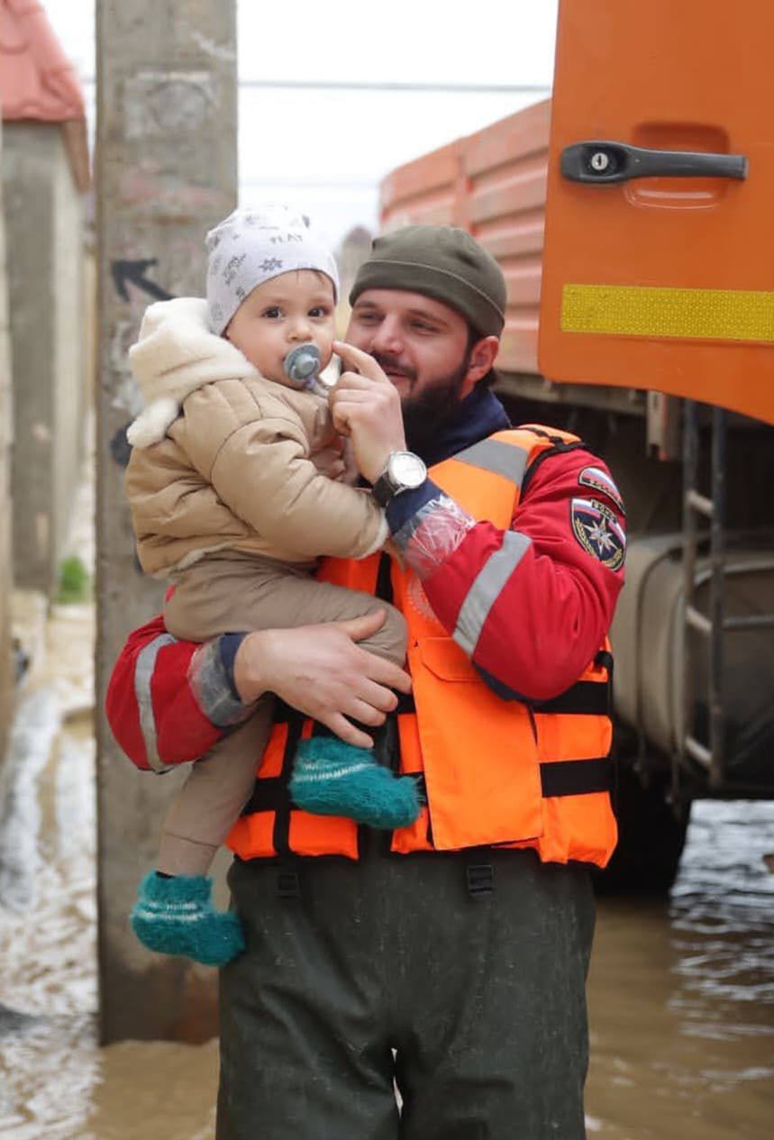 Представители республиканского корпуса спасателей помогают откачивать воду и спасать имущество в Дагестане Представители республиканского корпуса спасателей помогают откачивать воду и спасать имущество в Дагестане