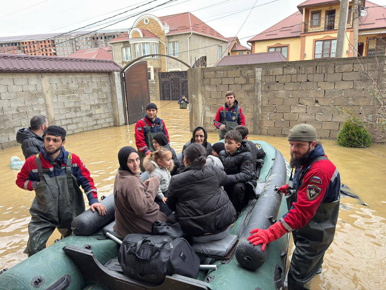 Представители республиканского корпуса спасателей помогают откачивать воду и спасать имущество в Дагестане Представители республиканского корпуса спасателей помогают откачивать воду и спасать имущество в Дагестане