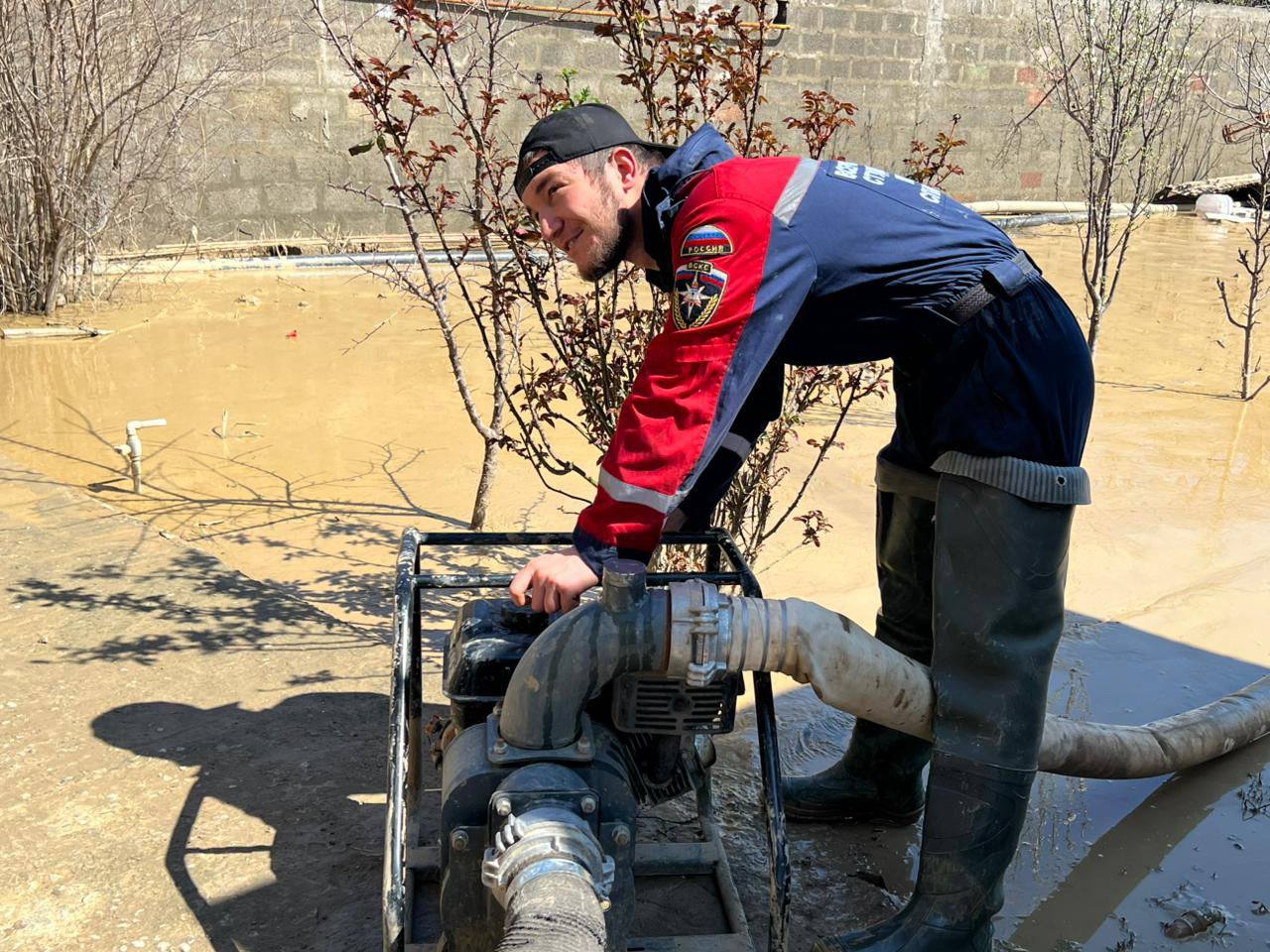 Представители республиканского корпуса спасателей помогают откачивать воду и спасать имущество в Дагестане Представители республиканского корпуса спасателей помогают откачивать воду и спасать имущество в Дагестане