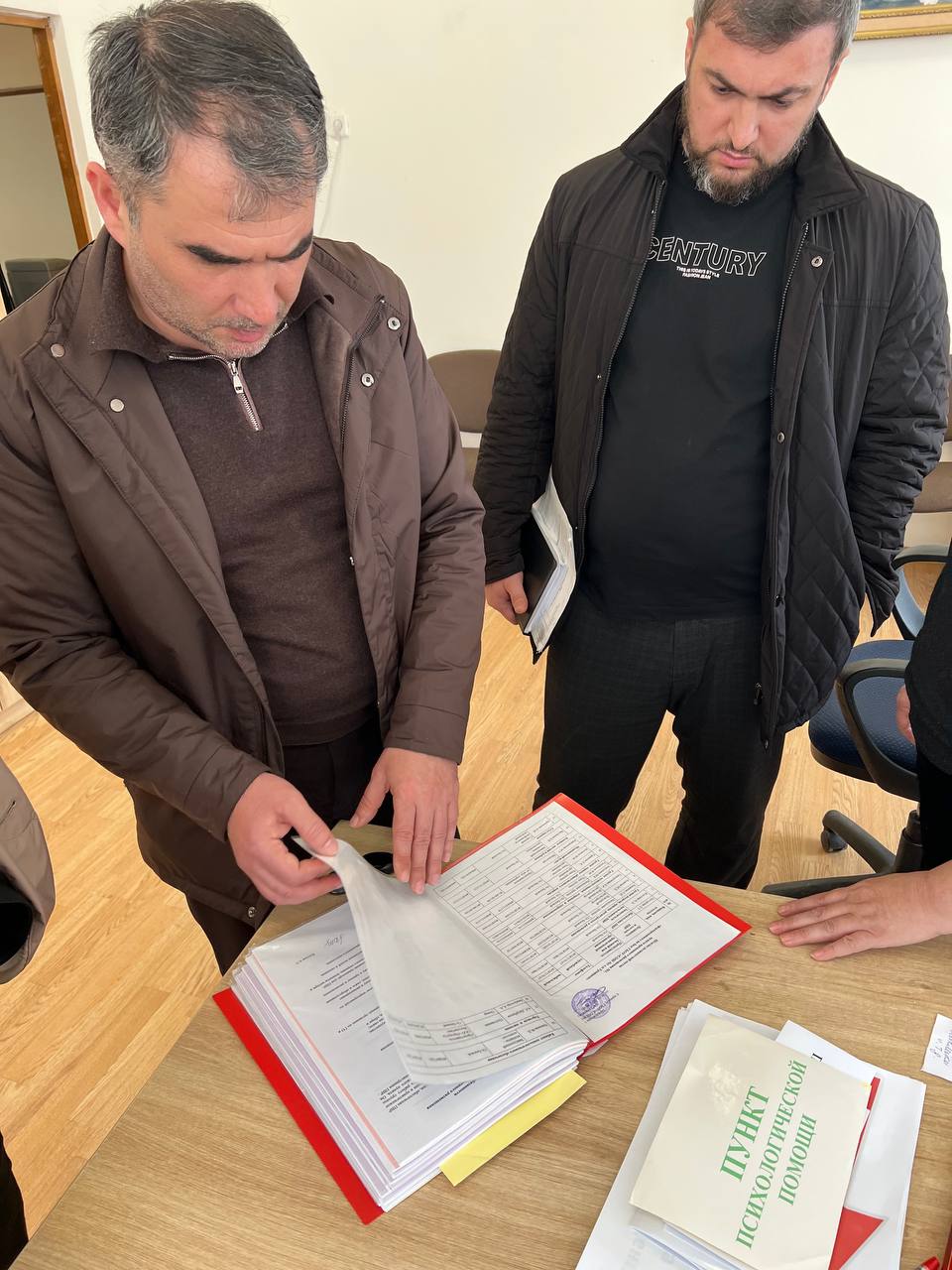 Проверка готовности пунктов временного размещения в г. Сунжа, в Сунженском районе и г. Карабулак. Сотрудники МЧС Республики Ингушетия во главе с И.о. министра по делам гражданской обороны и чрезвычайным ситуациям Республики... Проверка готовности пунктов временного размещения в г. Сунжа, в Сунженском районе и г. Карабулак. Сотрудники МЧС Республики Ингушетия во главе с И.о. министра по делам гражданской обороны и чрезвычайным ситуациям Республики...