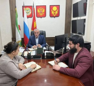 Глава Магаса Муса Темурзиев начал рабочий день со встречи с Магомедом Пошевым, руководителем местного отделения "Движения Первых".