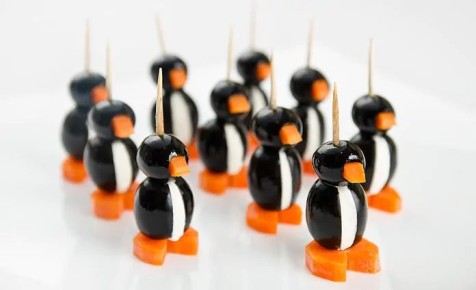 Очарование праздничного стола: пингвины в маслинах и сливочном сыре