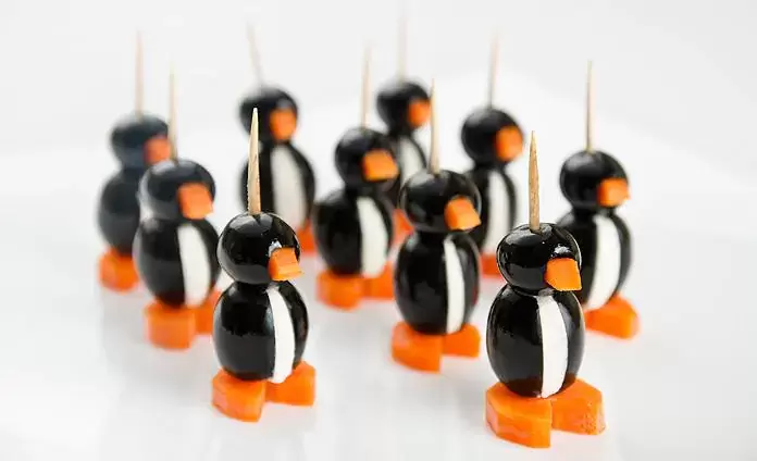 Очарование праздничного стола: пингвины в маслинах и сливочном сыре