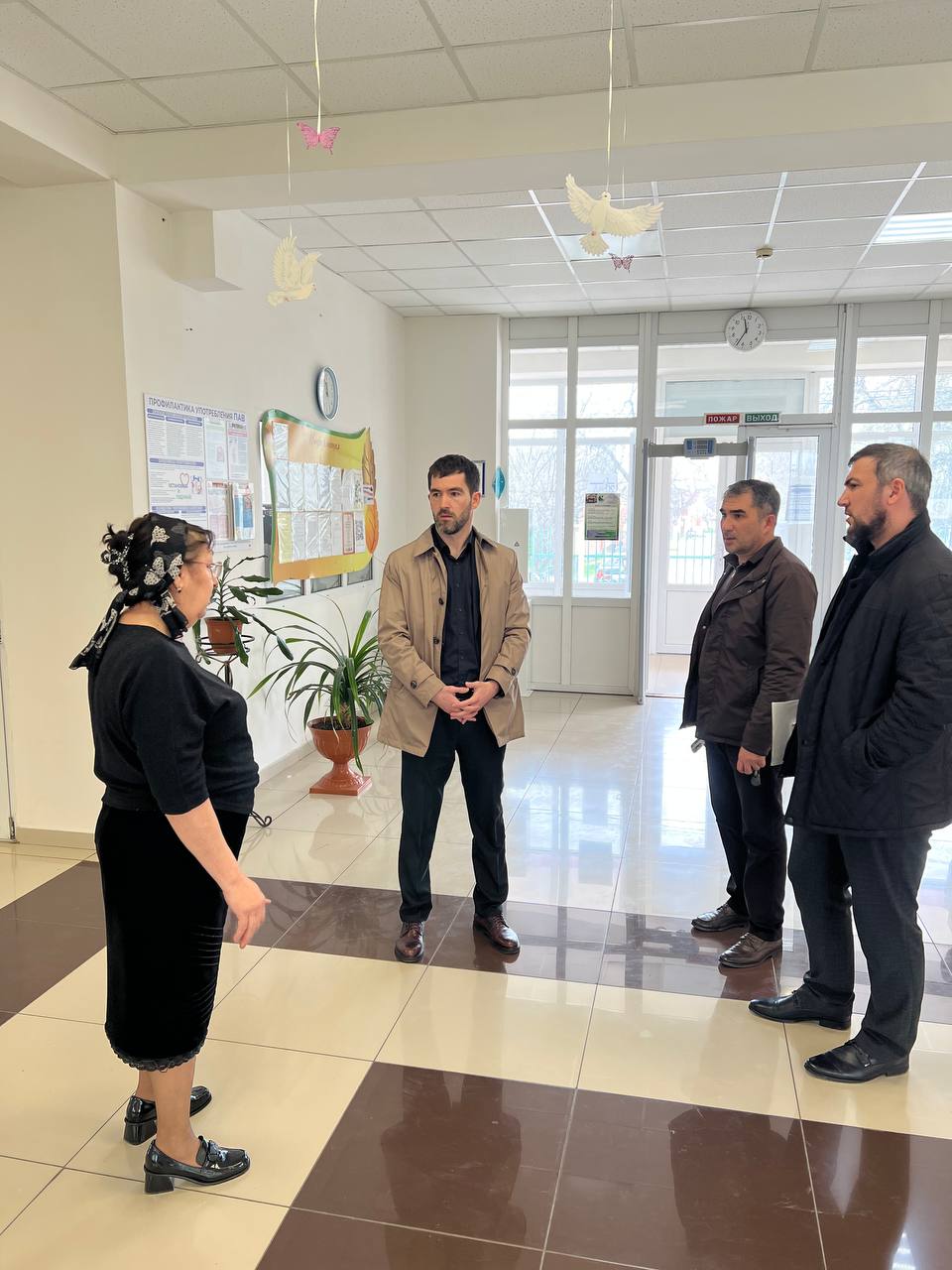 Проверка готовности пунктов временного размещения в г. Сунжа, в Сунженском районе и г. Карабулак. Сотрудники МЧС Республики Ингушетия во главе с И.о. министра по делам гражданской обороны и чрезвычайным ситуациям Республики... Проверка готовности пунктов временного размещения в г. Сунжа, в Сунженском районе и г. Карабулак. Сотрудники МЧС Республики Ингушетия во главе с И.о. министра по делам гражданской обороны и чрезвычайным ситуациям Республики...