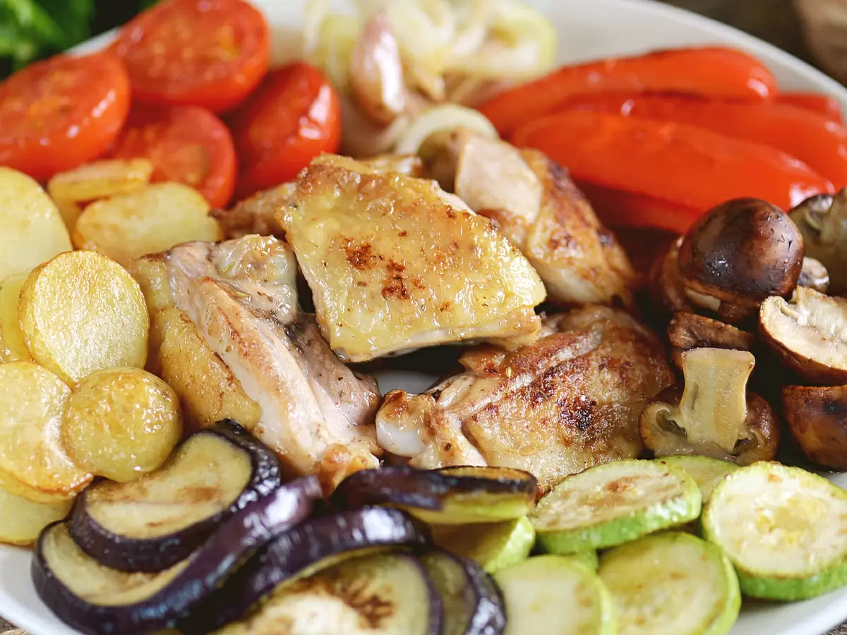 Секрет идеального ужина: как правильно приготовить сочную курицу с овощами