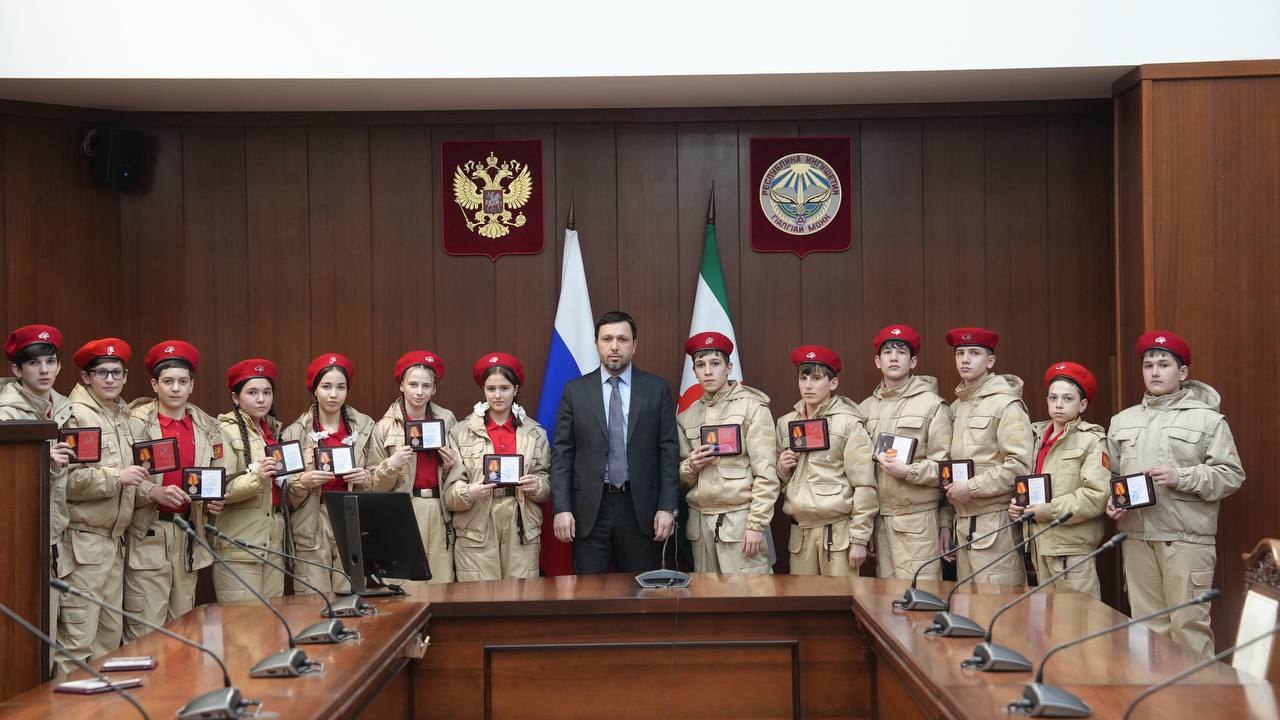 В Правительстве Ингушетии состоялась церемония награждения участников движения «Юнармия» В Правительстве Ингушетии состоялась церемония награждения участников движения «Юнармия»