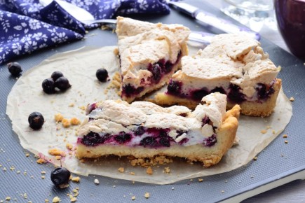 Пирог со смородиной и меренгой: легкость и вкус лета