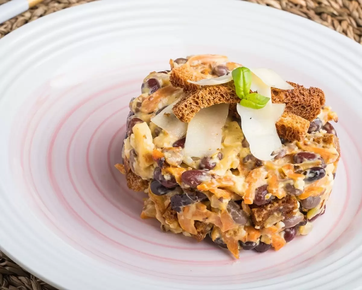 Кулинарный адвент: салат с фасолью и хрустящими сухариками на праздничный стол