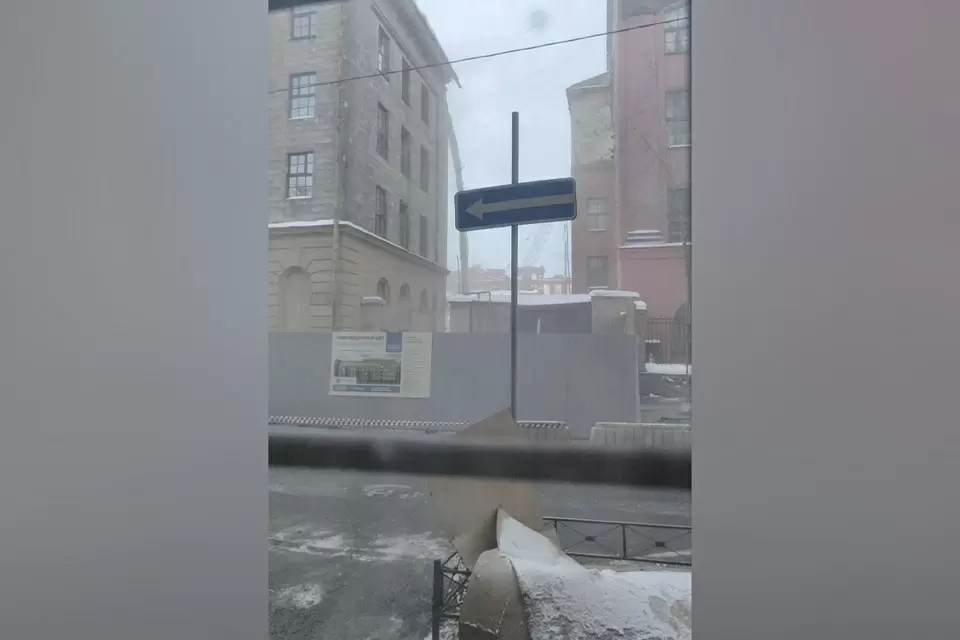 На Кирилловской улице начался снос исторического завода эмалированной посуды