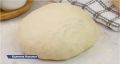 Быстрое и вкусное: универсальное тесто на кефире, которое спасет любую хозяйку