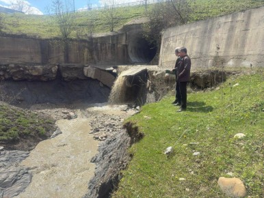 В результате продолжительных проливных дождей, прошедших на территории республики, на автодороге Малгобек – Вежарий (Малгобекский район) в районе школы № 6 поселка Лермонтова произошел сход оползня с разрушением дорожного...