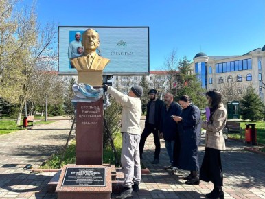 Сегодня Магас празднует День города, и мы, школа каменщиков-реставраторов «Наследие», преподнесли любимой столице свой подарок: завершили реставрацию памятника выдающемуся учёному Евгению Ингатьевичу Крупнову