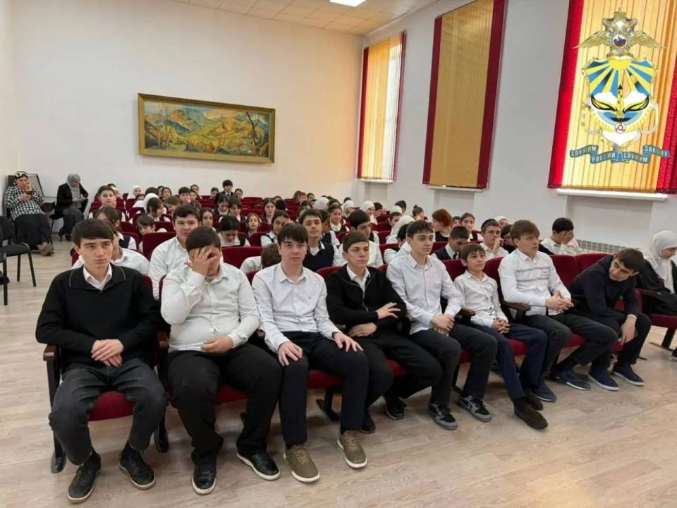 В Назрани полицейский рассказал школьникам об угрозе терроризма и экстремизма В Назрани полицейский рассказал школьникам об угрозе терроризма и экстремизма