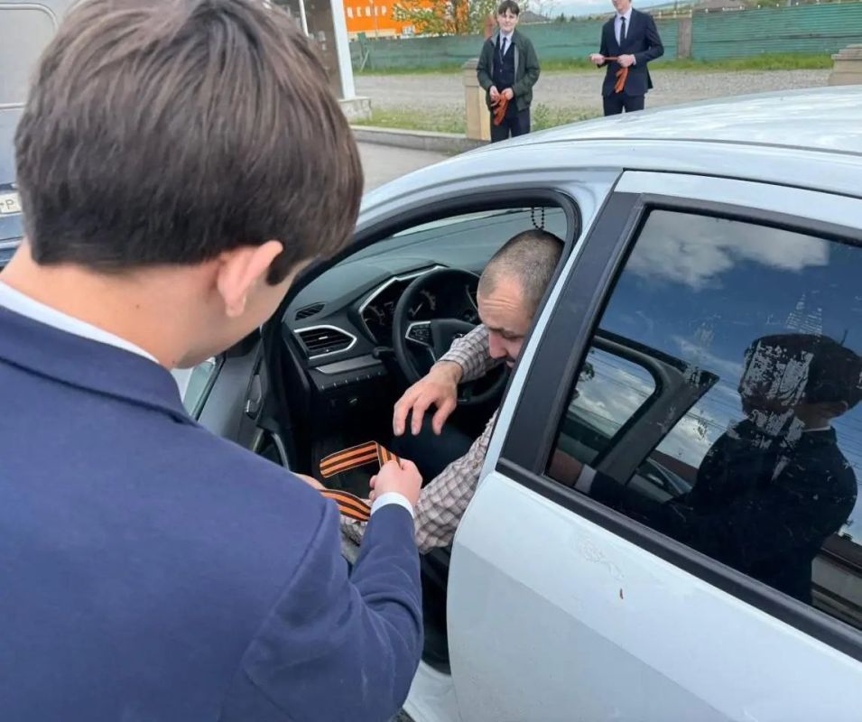 В Карабулаке школьники вручили водителям «Георгиевские ленточки» к 9 Мая